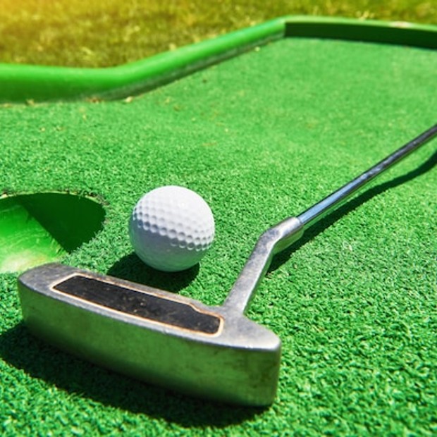 golf-ball-golf-club-artificial-grass_146671-18948.jpg